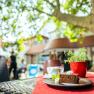 Kulinarisch wird man im Sommer im Gastgarten verwöhnt, © Wiener Alpen/Martin Fülöp Kulinarisch wird man im Sommer im Gastgarten verwöhnt, © Wiener Alpen/Martin Fülöp