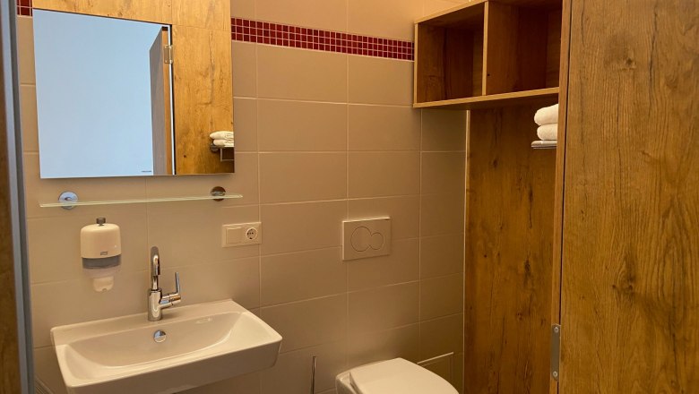 Bathroom with shower and WC, © Wiener Alpen Bathroom with shower and WC, © Wiener Alpen