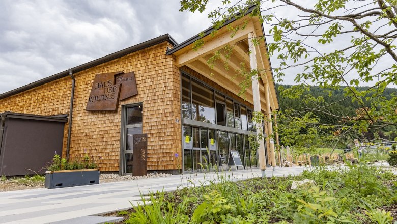 Dům v divočině, &copy; Theo Kust