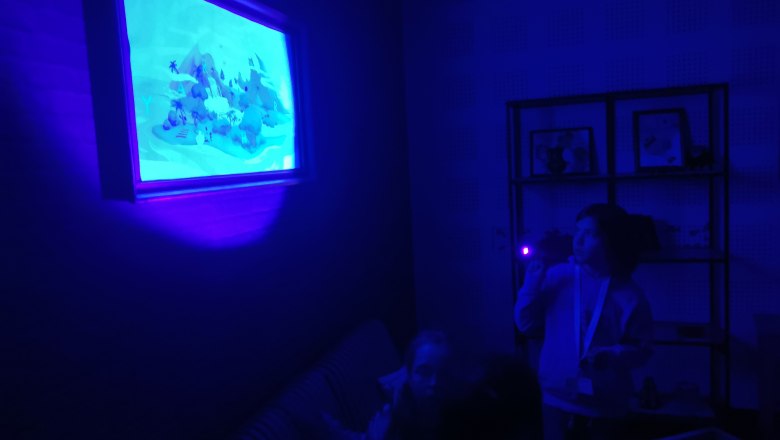 TDR-Escaperoom Tulln-schwarzlicht, © Kinder sin din einem Raum mit Schwarzlicht und versuchen an die Lösung zu gelangen