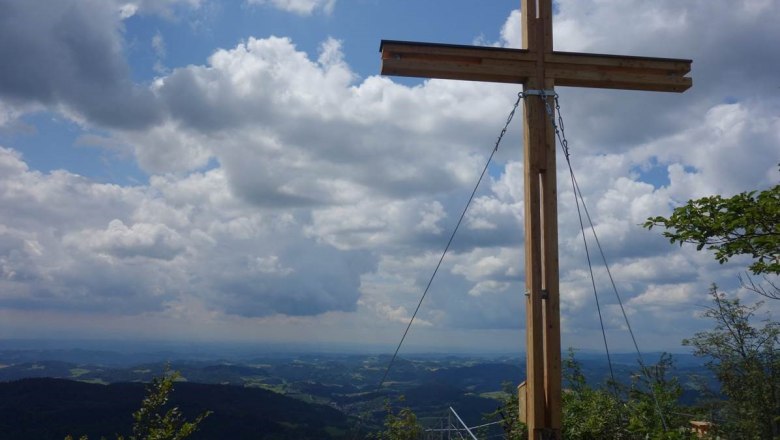 Summit cross, panoramic mountain Burgsteinmauer, © Leo Baumberger
