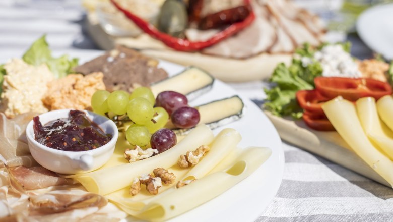 Board snack & cheese delicacy, © Bioweingut Frühwirth