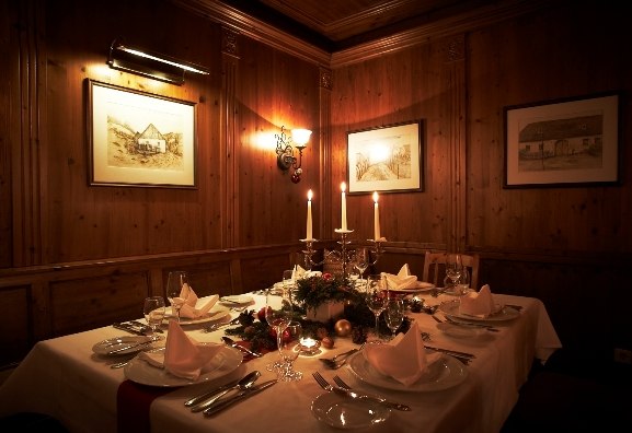 festively decorated wine taverns, © Steigenberger Hotel and SPa