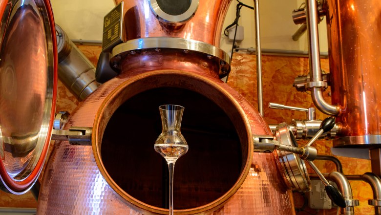 Distillery with shot glass, © Wirtshausbrennerei Krenn