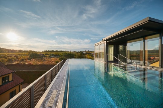 Infinity Pool s výhledem na Retz v hotelu Althof Retz , © Andreas Hofer