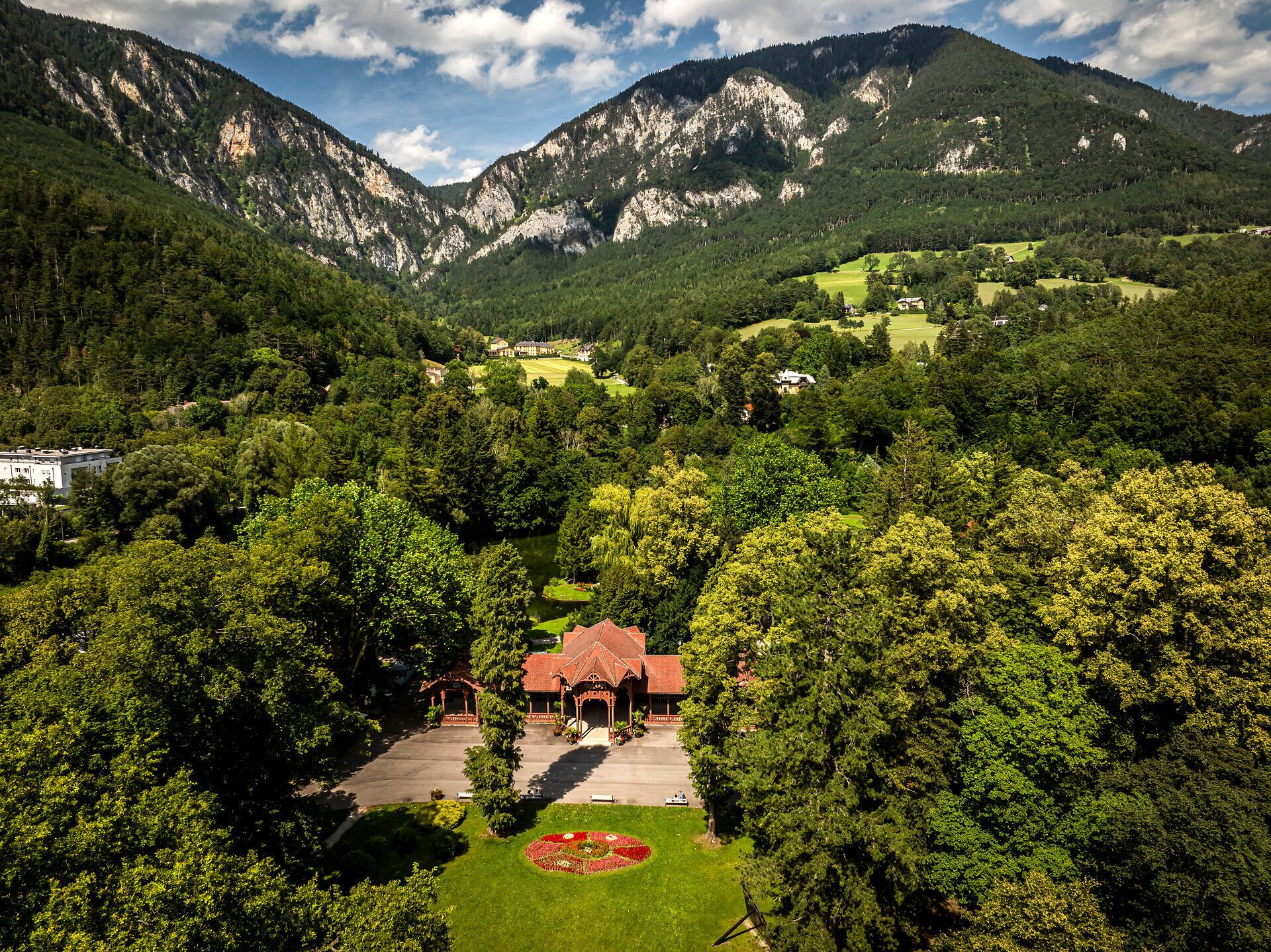 Idylická krajina obklopená majestátními horami a svěží zelení vás zve k nezapomenutelným zážitkům. Zvlněné kopce a jasně modrá obloha vytvářejí dokonalou kulisu pro odpočinkové dny v přírodě. Zde, kde můžete zažít krásu Vídeňských Alp, na vás dýchne klid a kouzlo hor.
