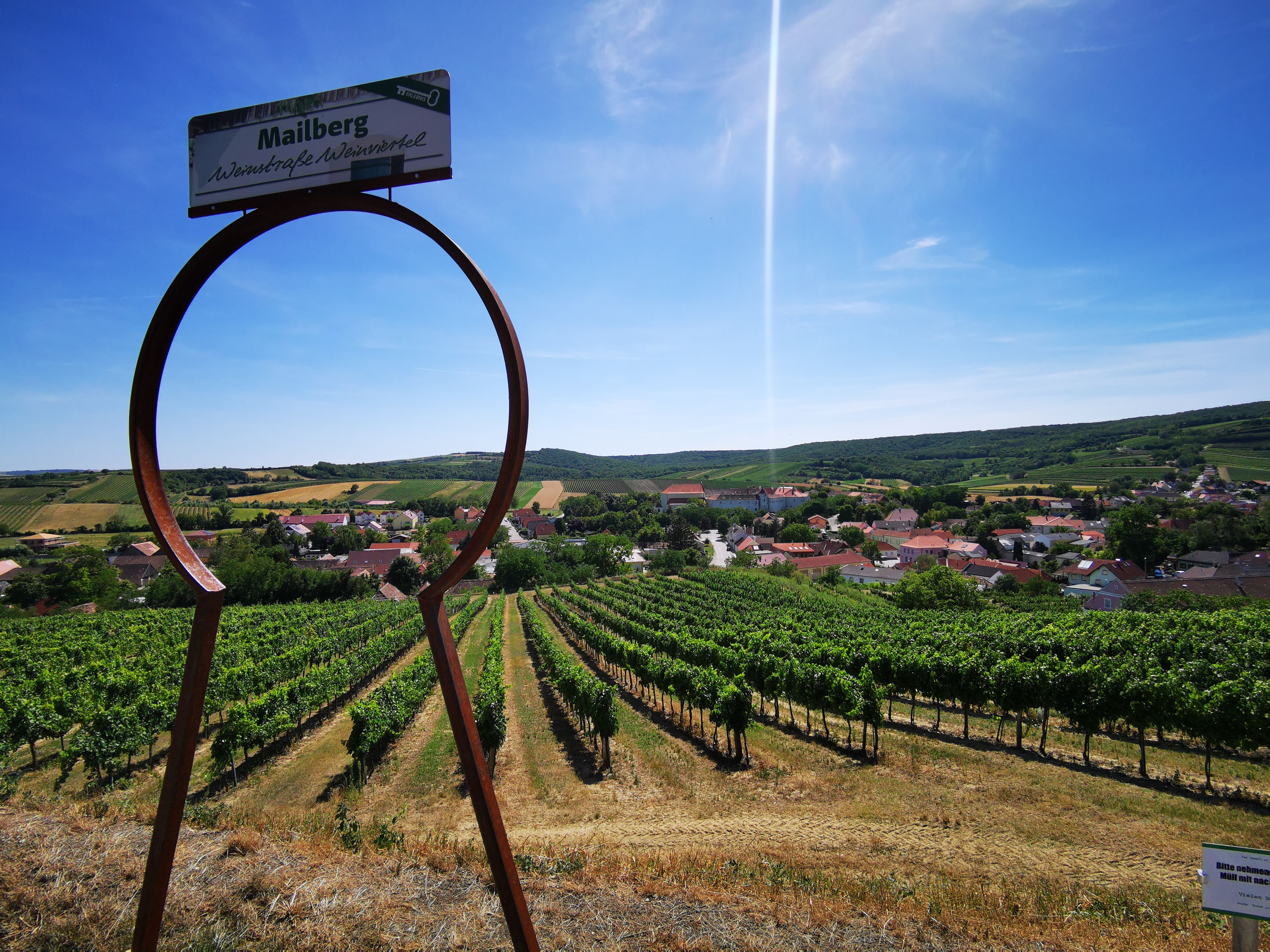 Pohled na vinice a vesnici skrze symbol velké klíčové dírky v Mailbergu.