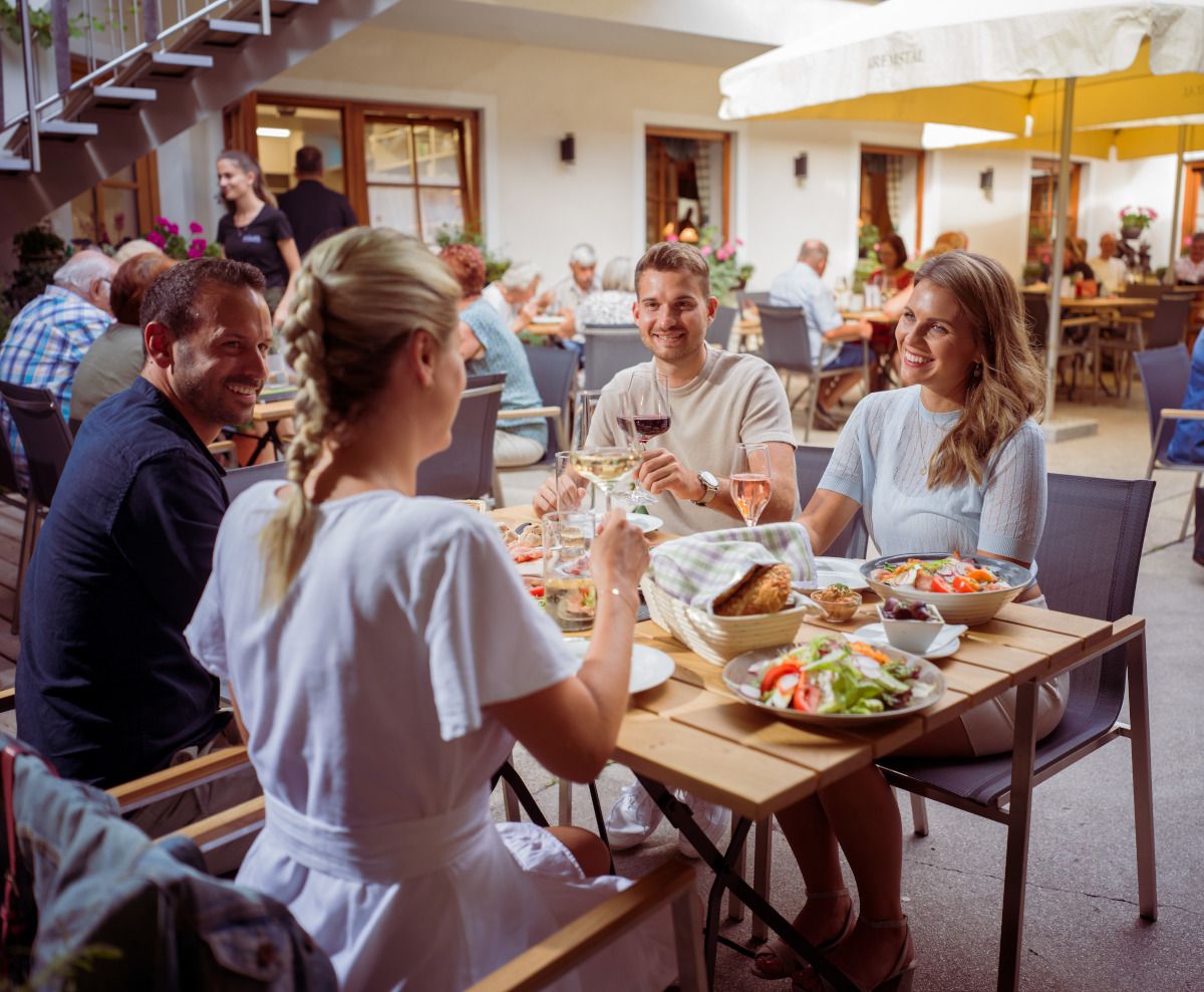 Čtyři hosté v heurigeru