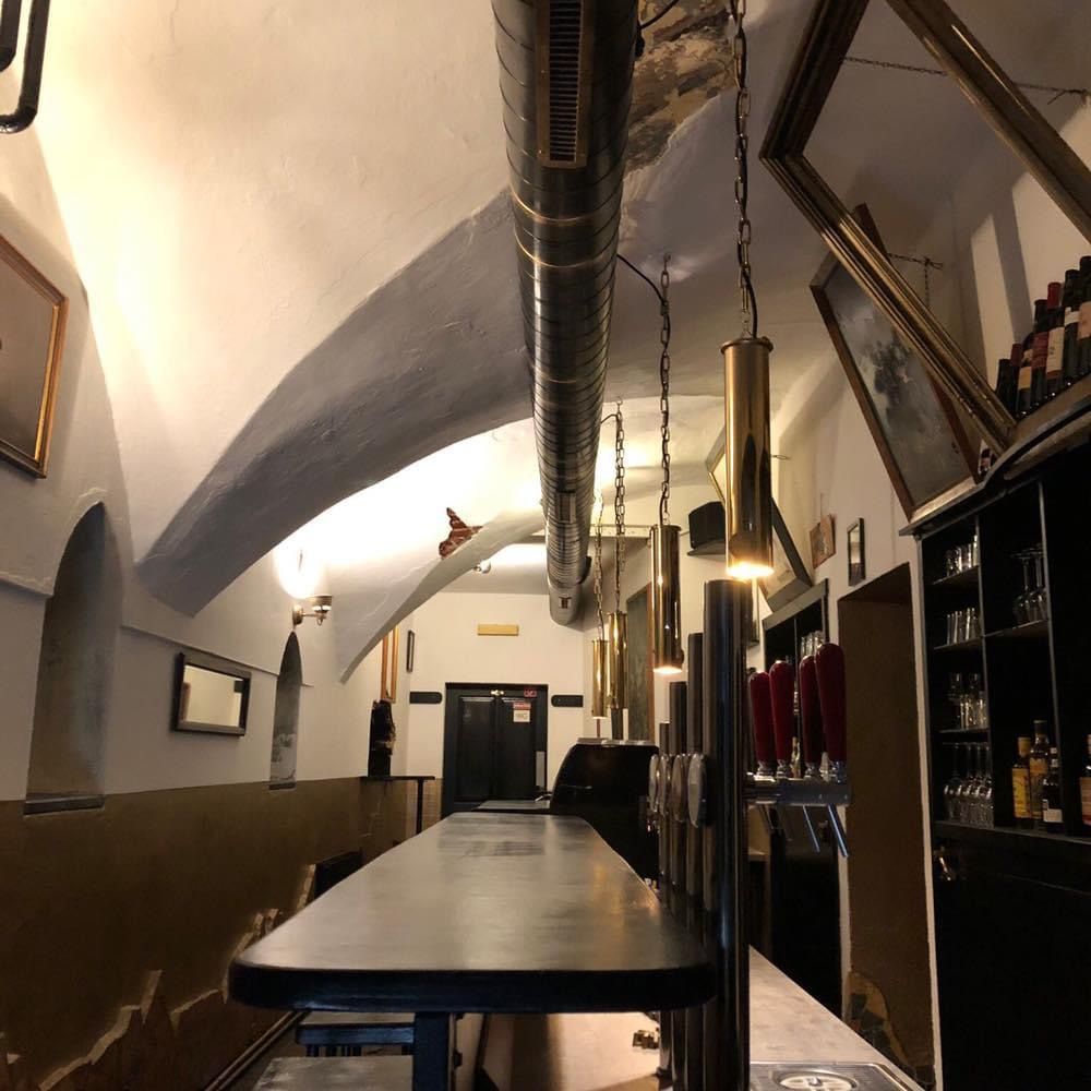 Kavárna a bar Mittndrin