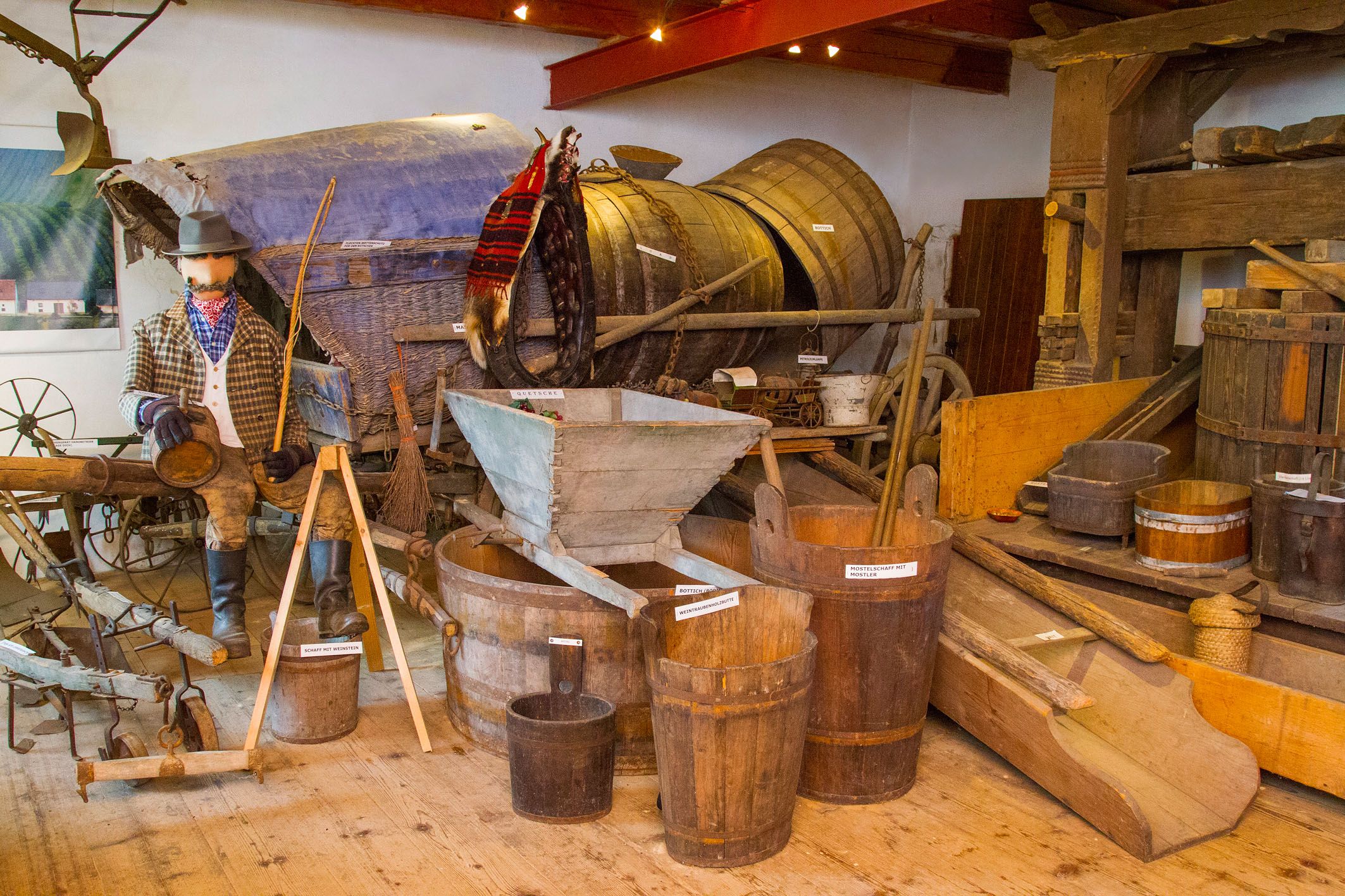 Výstava starého zemědělského vybavení a dřevěných sudů.