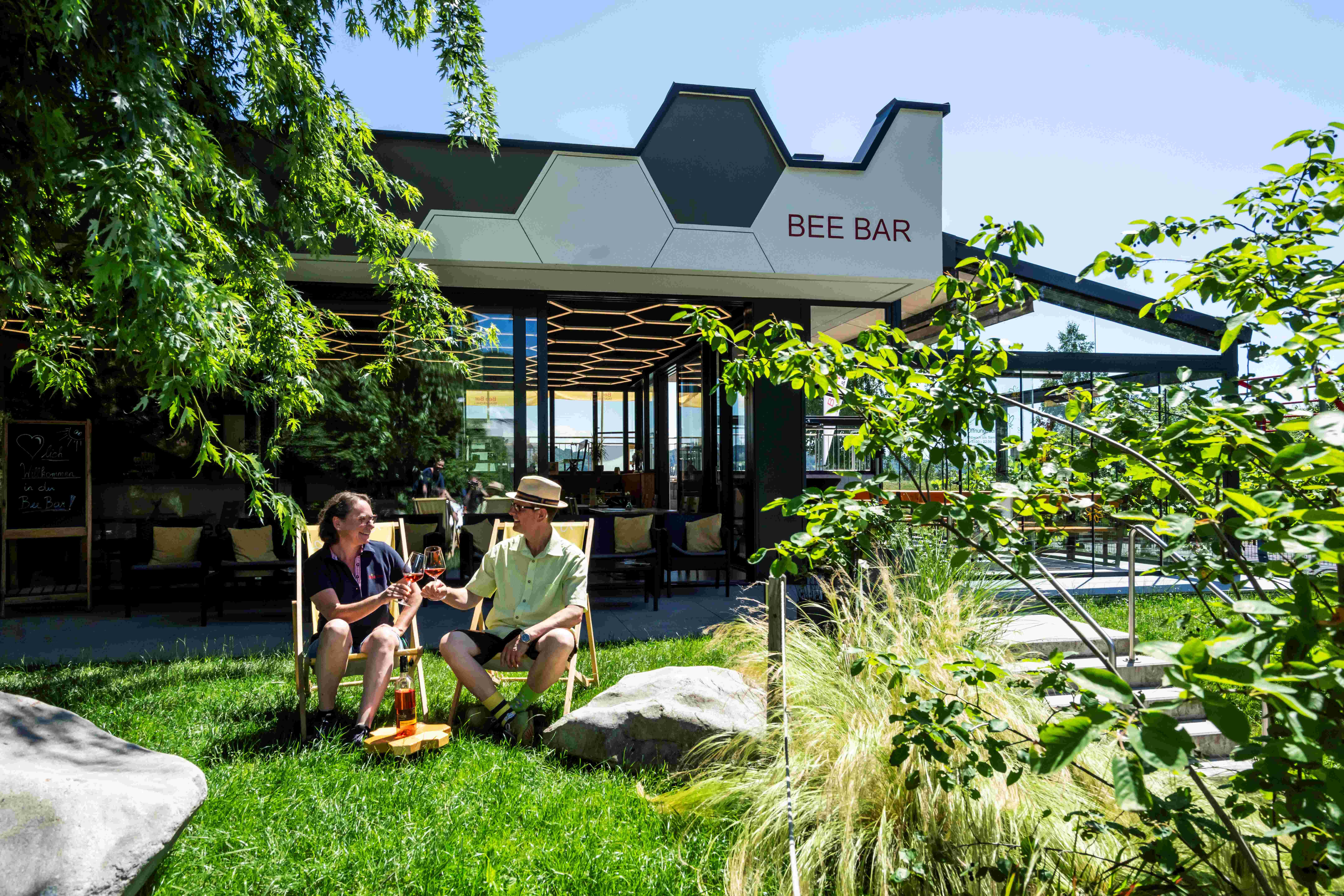 V zahradě před barem Bee Bar