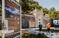 Der Bahnwanderweg führt durch eine atemberaubende Landschaft, in der die majestätischen Berge der Wiener Alpen in den Himmel ragen. Wanderer genießen die frische Bergluft und die malerischen Ausblicke, während sie die historischen Stätten entlang des Weges erkunden. Ein unvergessliches Erlebnis für Naturliebhaber und Geschichtsinteressierte.