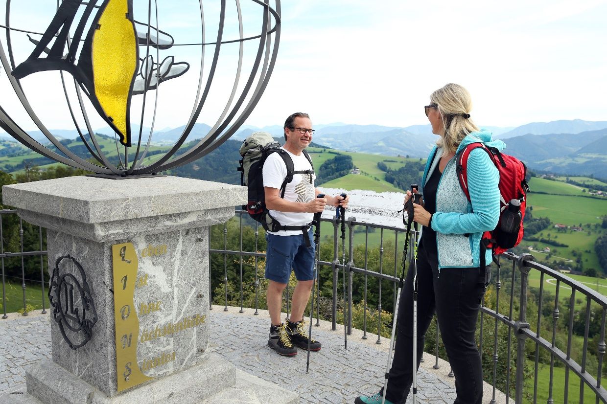 Poutníci v bazilice Sonntagberg
