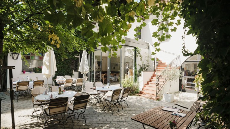 Beautiful guest garden directly on the Danube, &copy; Nieder&ouml;sterreich Werbung/Michael Reidinger