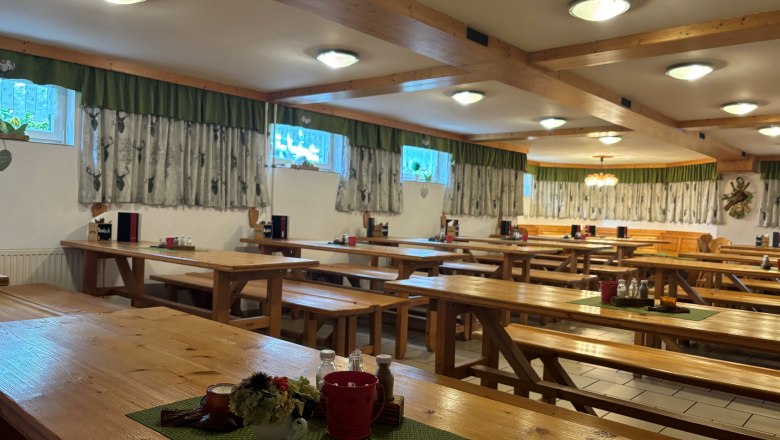 Pohled do interi&eacute;ru heurigera Berger v Atzenbruggu, &copy; Heuriger Fam. Berger