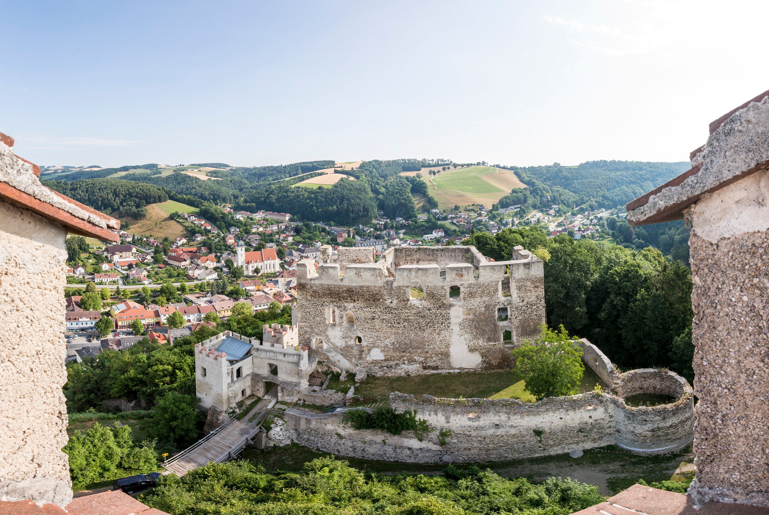 Panoramatický pohled na zříceninu hradu Kirchschlag a okolní krajinu.