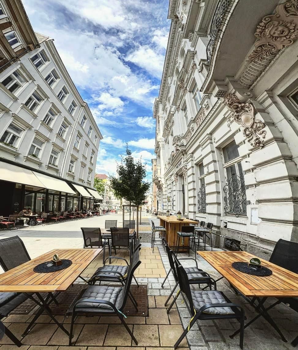 Kavárna a bar Mittndrin