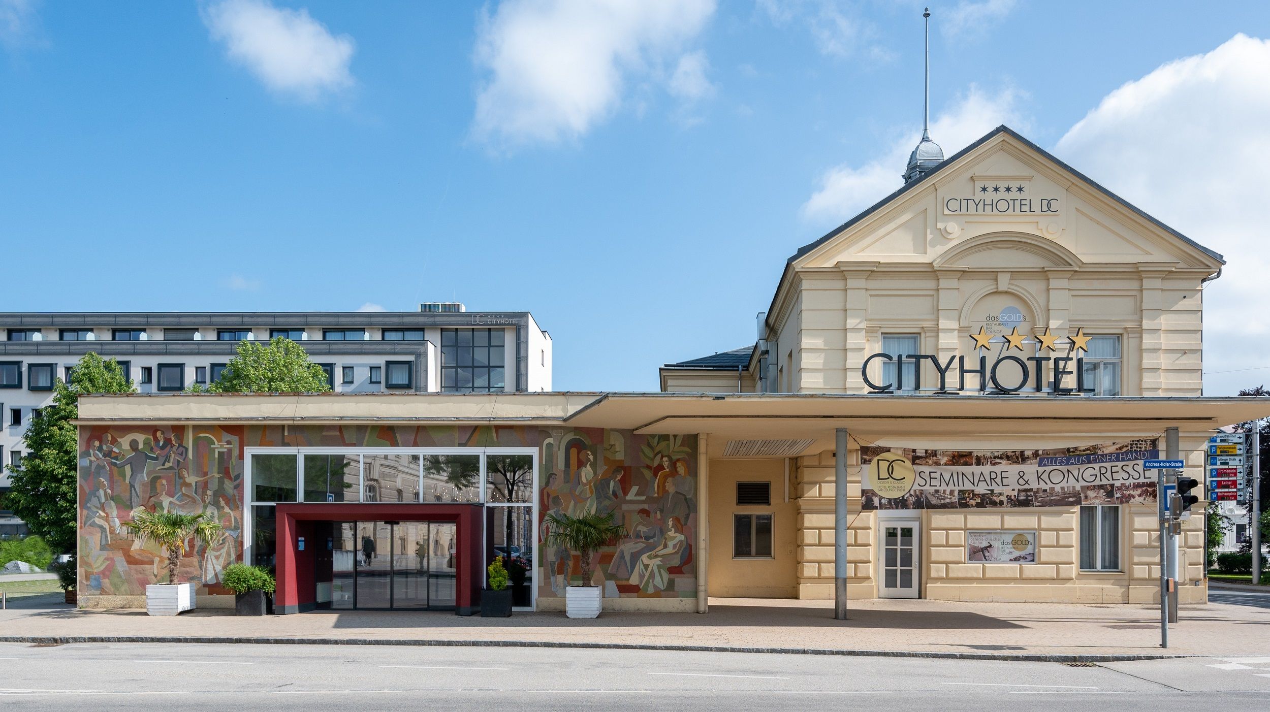 Fasáda Cityhotelu D&C St. Pölten s reklamním poutačem na semináře a kongresy.