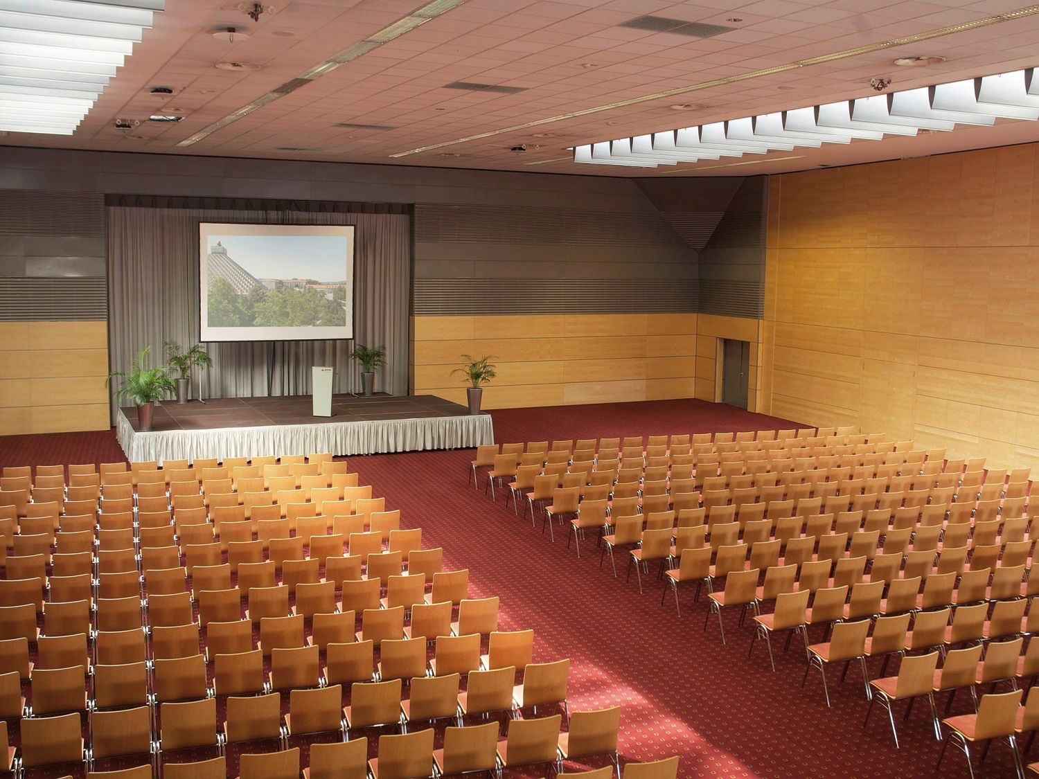 Velký konferenční sál s pódiem a řadami židlí.