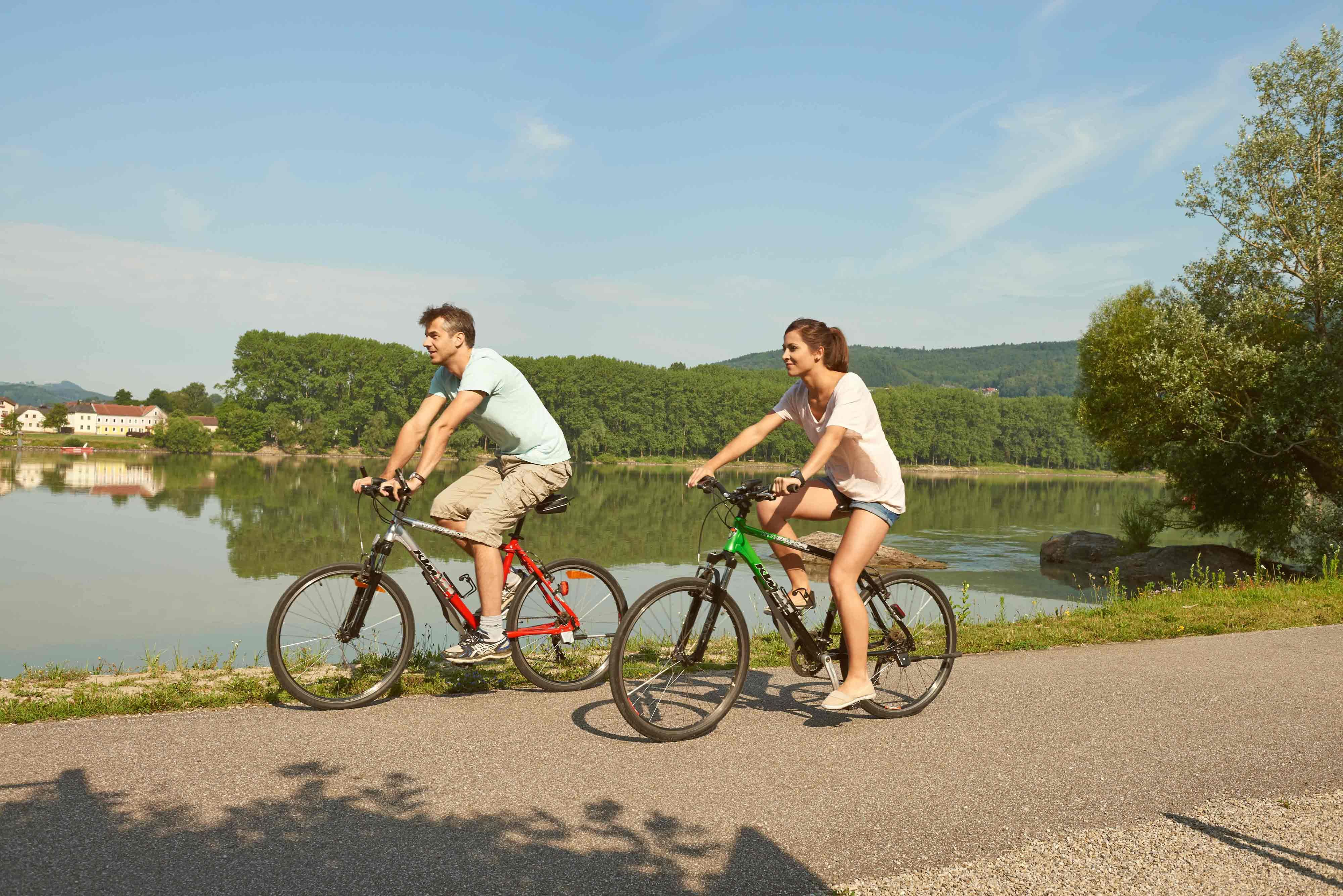 Dva cyklisté jedou podél řeky v Nibelungengau.