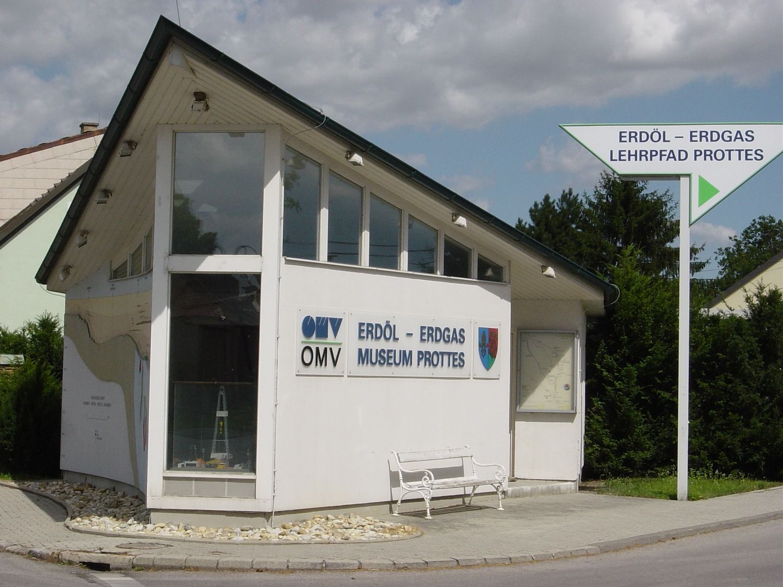 Budova Prottes Natural Gas Museum s rozcestníkem.
