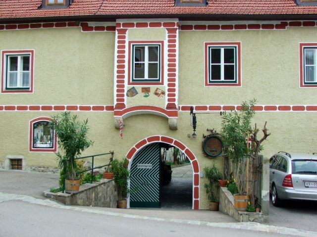 Historická budova s podloubím a červenými cihlami.