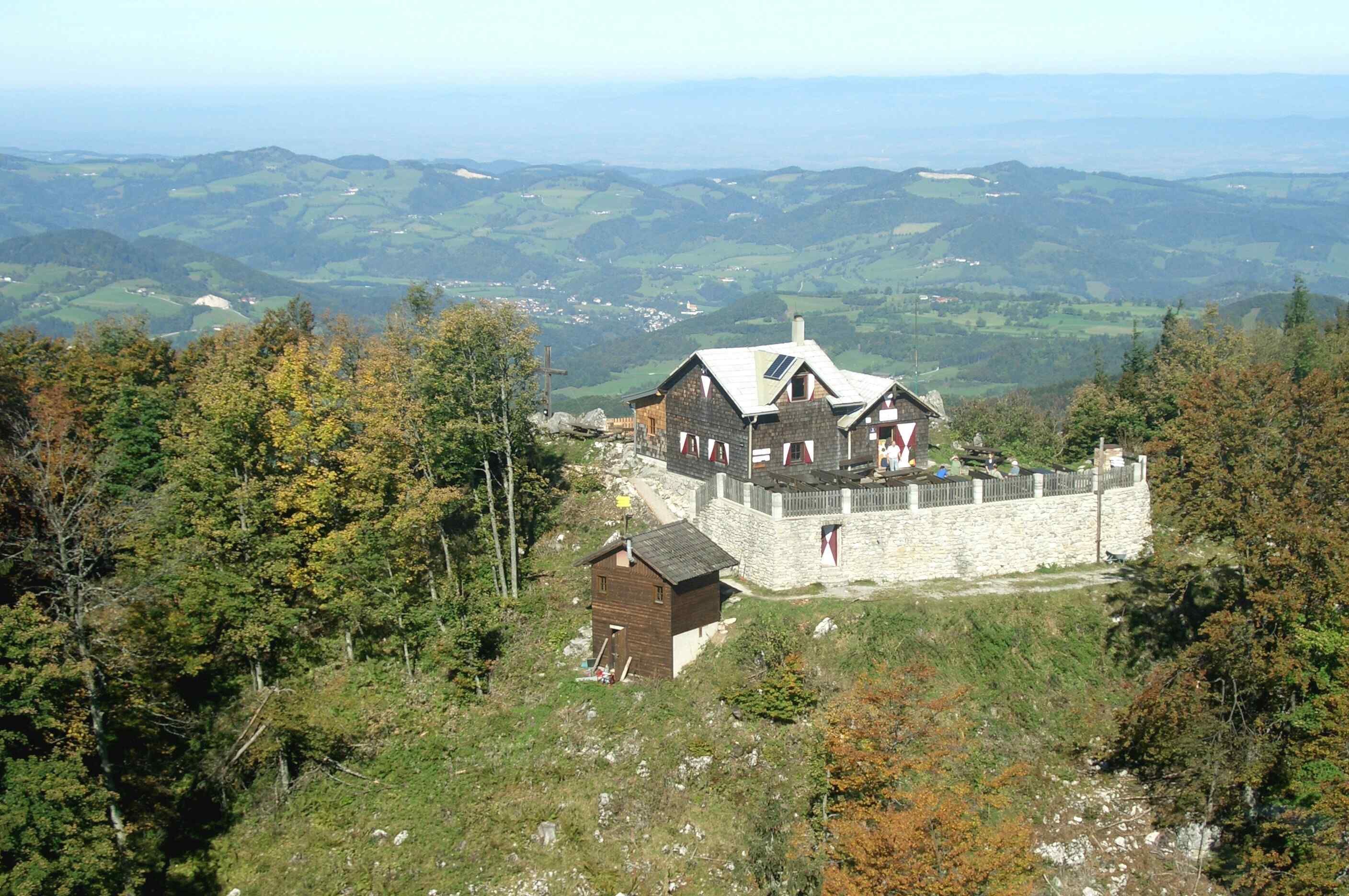 Horská krajina s domem Otto Kandlera v popředí.