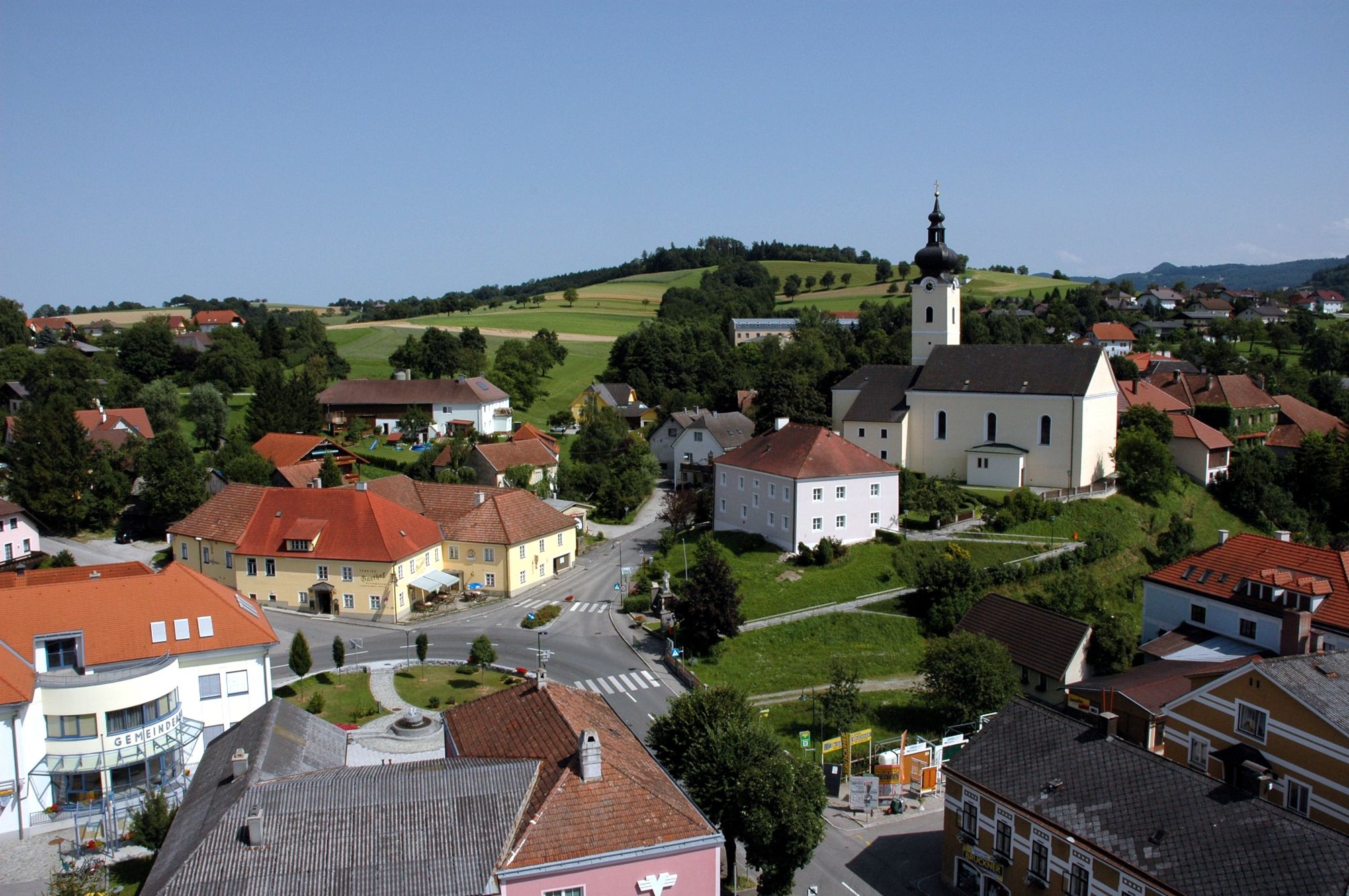 Letecký pohled na Oberndorf an der Melk s kostelem a okolními budovami.