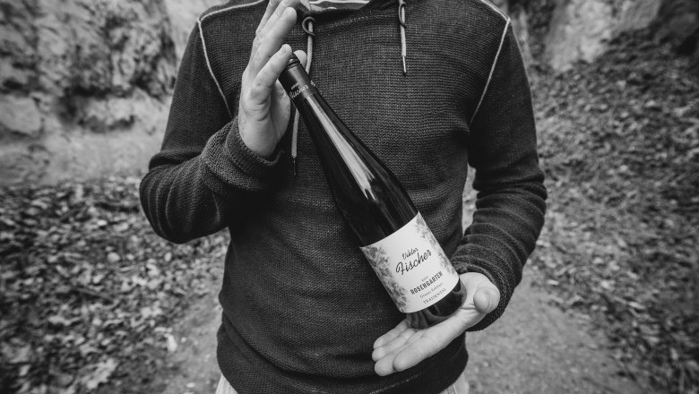 Vinař představuje l&aacute;hev v&iacute;na