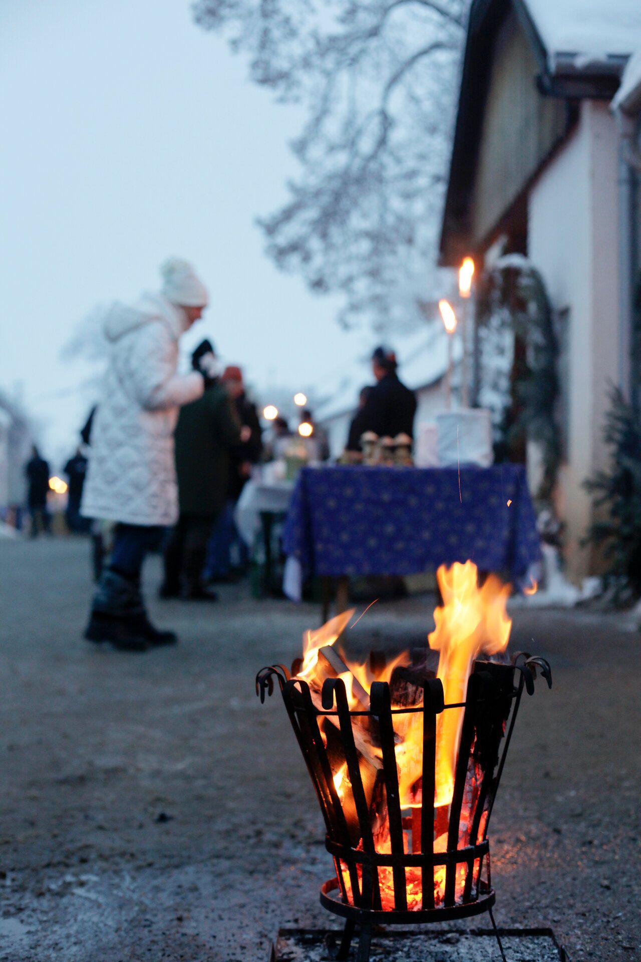 In der winterlichen Atmosphäre funkeln die Lichter des Adventmarktes, während der Duft von Glühwein und frisch gebackenem Gebäck in der kalten Luft liegt. Ein wärmendes Feuer knistert in der Mitte, das die Besucher anzieht und eine einladende Gemütlichkeit verbreitet. Die festliche Stimmung lädt dazu ein, die kleinen Stände zu erkunden und die regionalen Köstlichkeiten zu genießen.