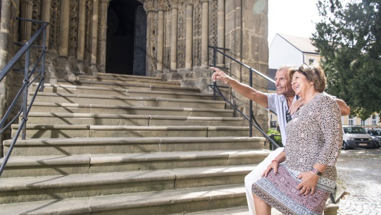 Eingangsportal Karner mit Personen davor