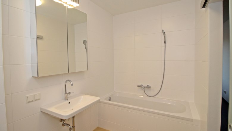 Vacation apartment Donaublick, bathroom, © Interhome