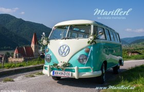 Wedding car with flowers, © Marillerl