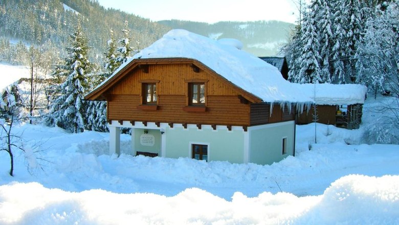 Pohled na dům v zimě, &copy; Margarete Bachner