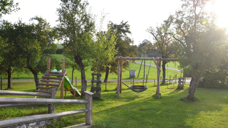 Swing and slide, &copy; H&ouml;barten