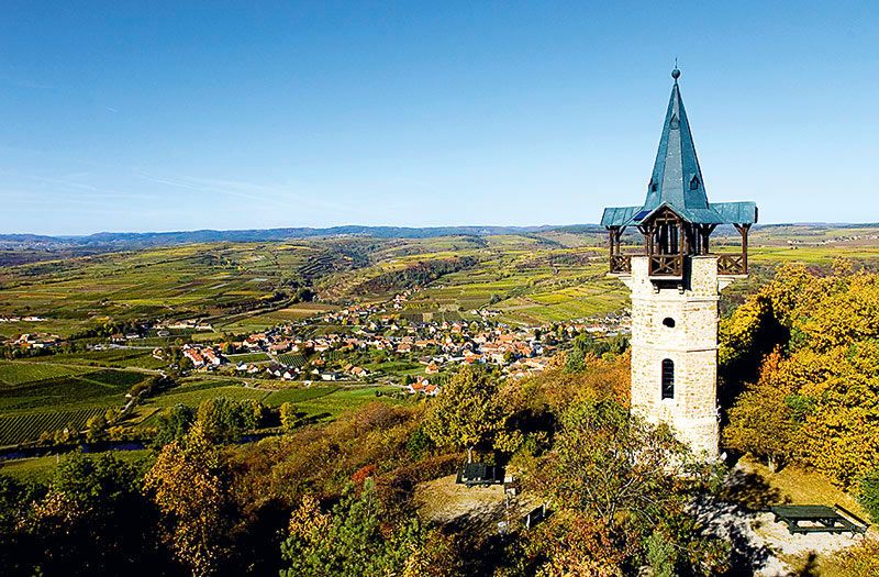Kamptalwarte na kopci s výhledem na širokou krajinu a vesnici.