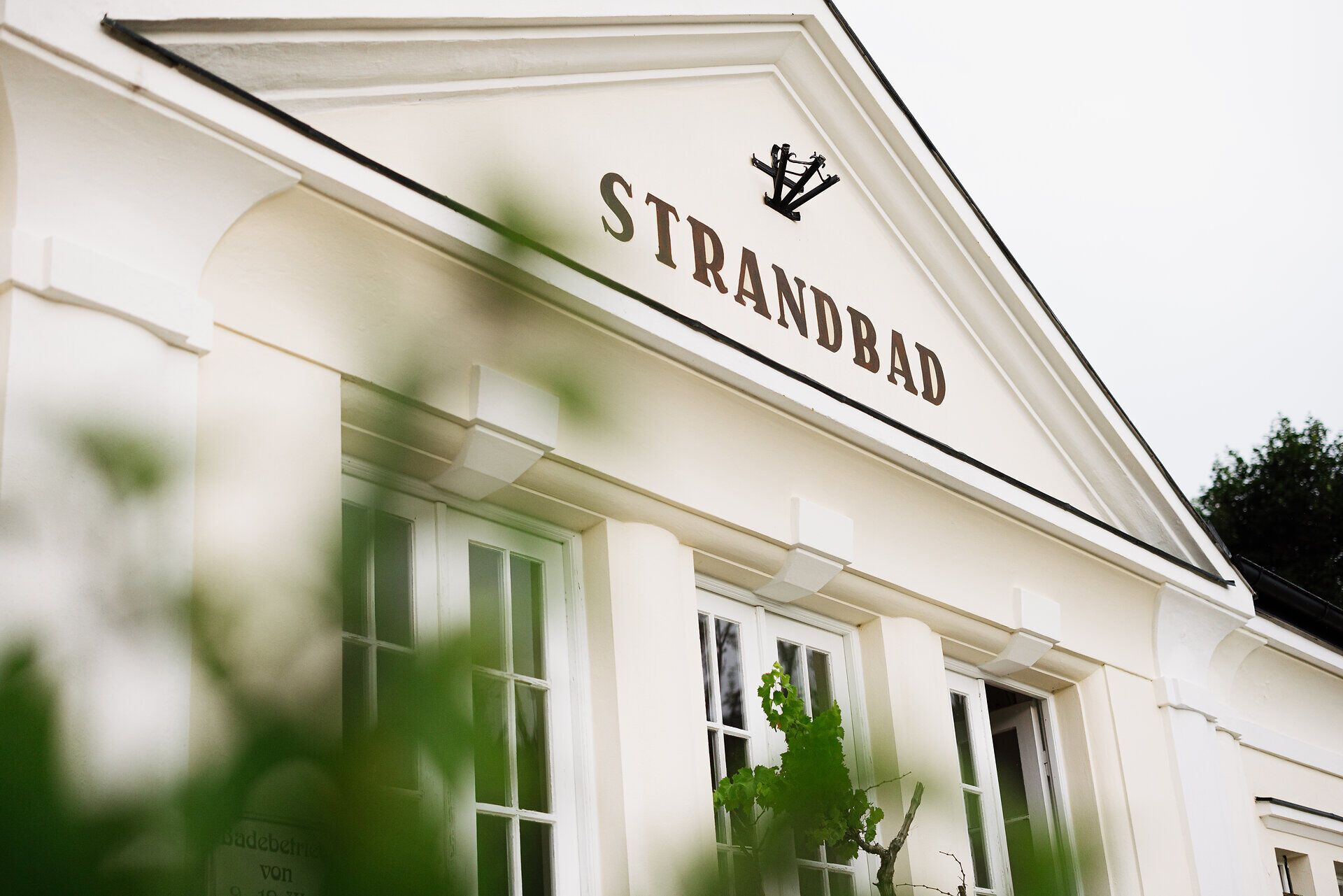 Alpenstrandbad Edlach vás svou okouzlující architekturou a klidnou atmosférou zve k posezení. Toto místo, obklopené svěží zelení a majestátní kulisou Vídeňských Alp, je ideálním cílem pro ty, kteří hledají odpočinek, a milovníky přírody.