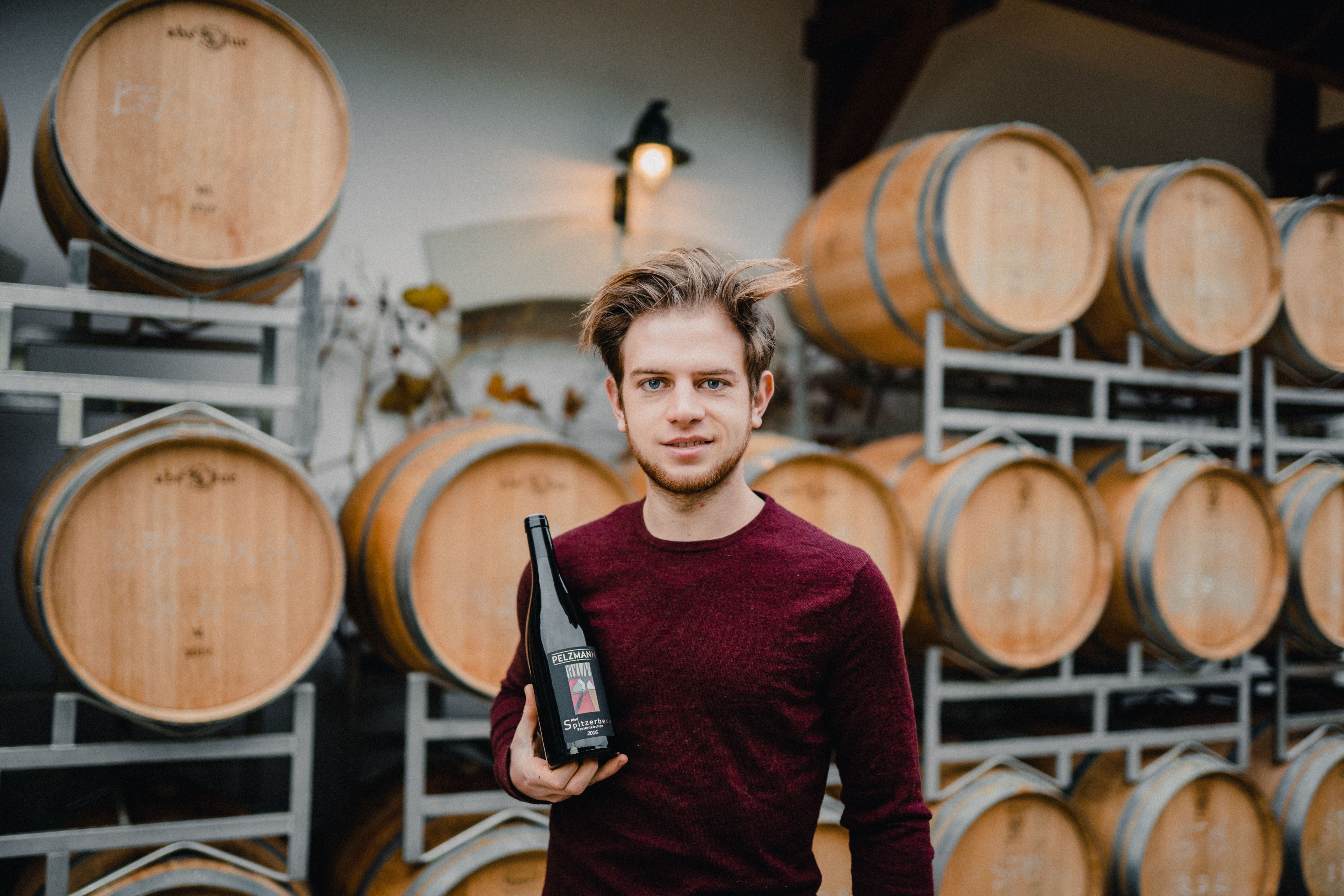 Vinař Pelzmann ve vinném sklepě
