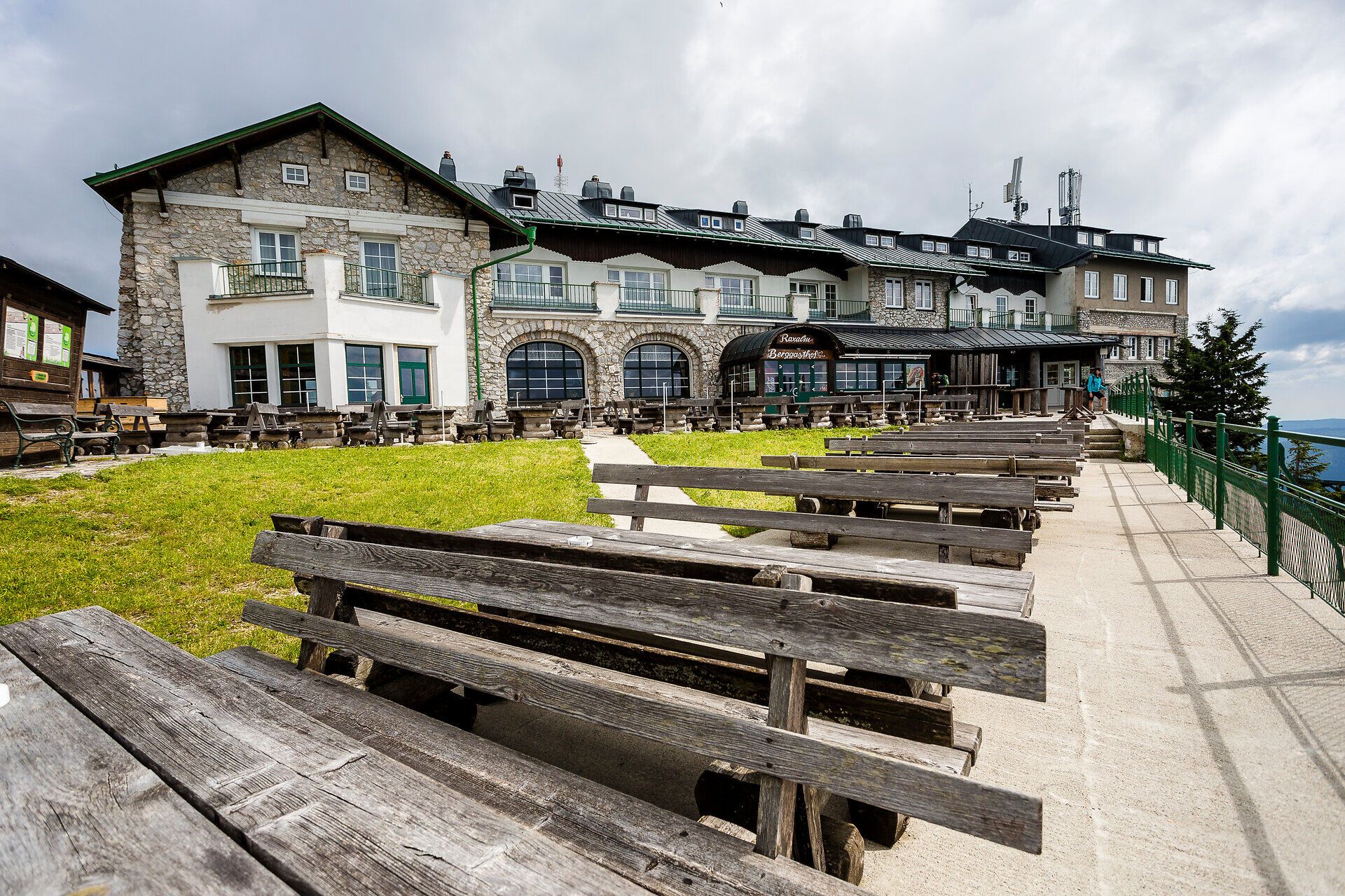 Zvlněné kopce a působivá architektura horského hostince vybízejí turisty k zaslouženému odpočinku. Toto místo, obklopené úchvatnou přírodou Vídeňských Alp, nabízí dokonalou kulisu pro nezapomenutelné zážitky na horách.