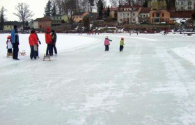 Ice skating at the Allentsteig town lake, © Waldhör