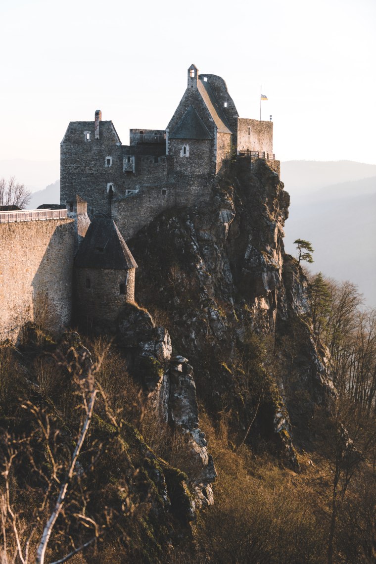 Mohutná zřícenina hradu Aggstein na skalnatém ostrohu., © Niederösterreich Werbung/Philipp Mitterlehner