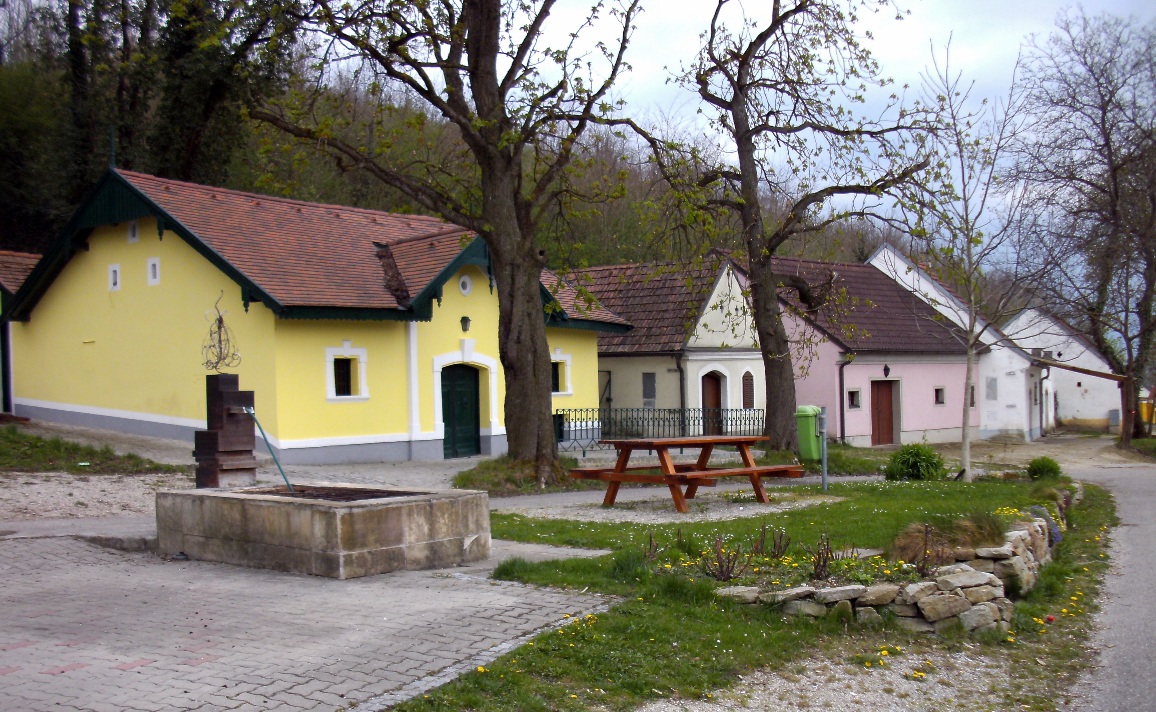 Sklepní uličky v Absdorfu s barevnými domy a stromy.