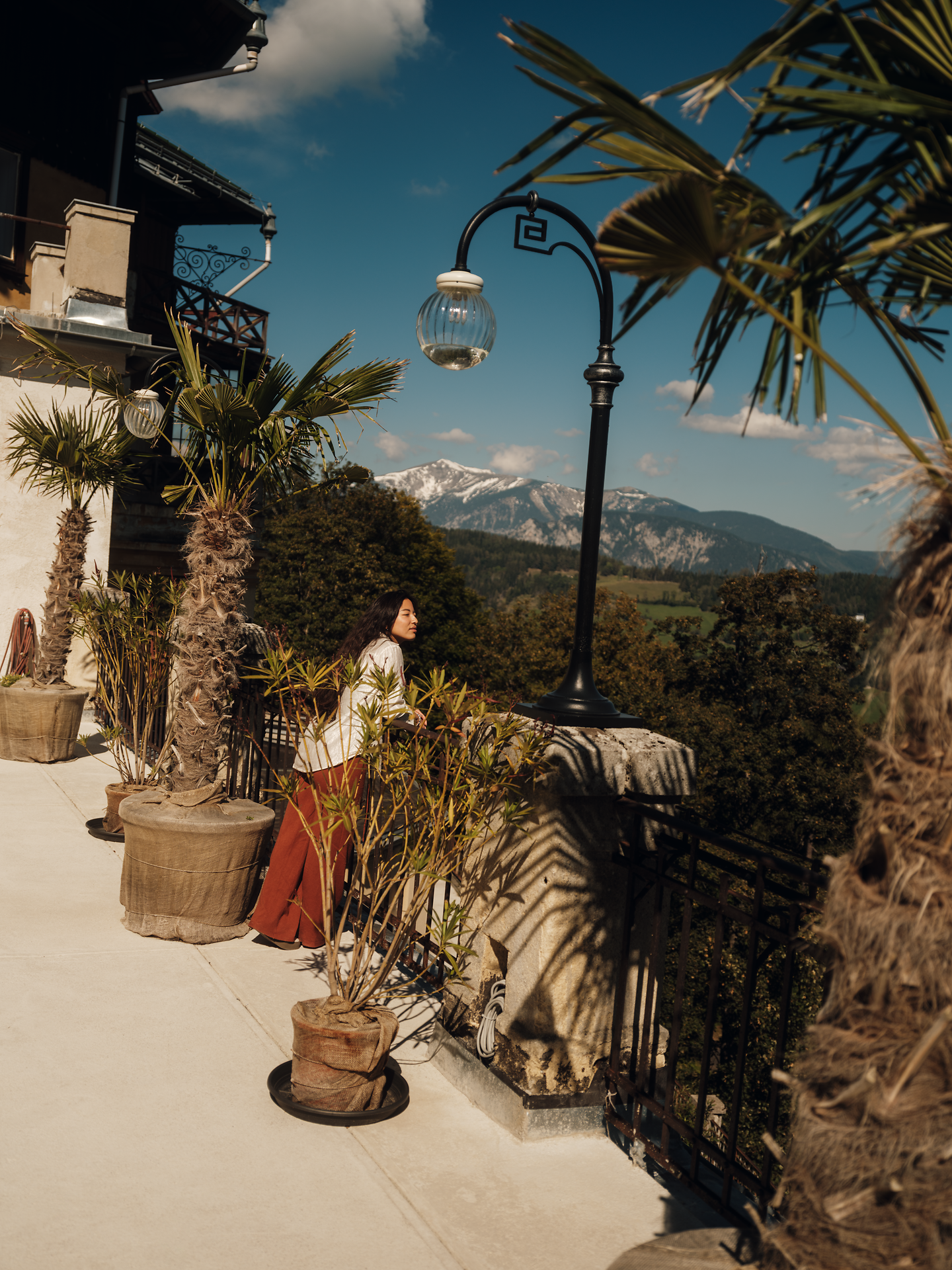 Drei Personen sitzen am Ufer der Scharzach im Höllental am Wanderweg 1. Wiener Wasserleitungsweg und machen Pause. Rundum sie ragen Felden und Bäume in die Höhe. 