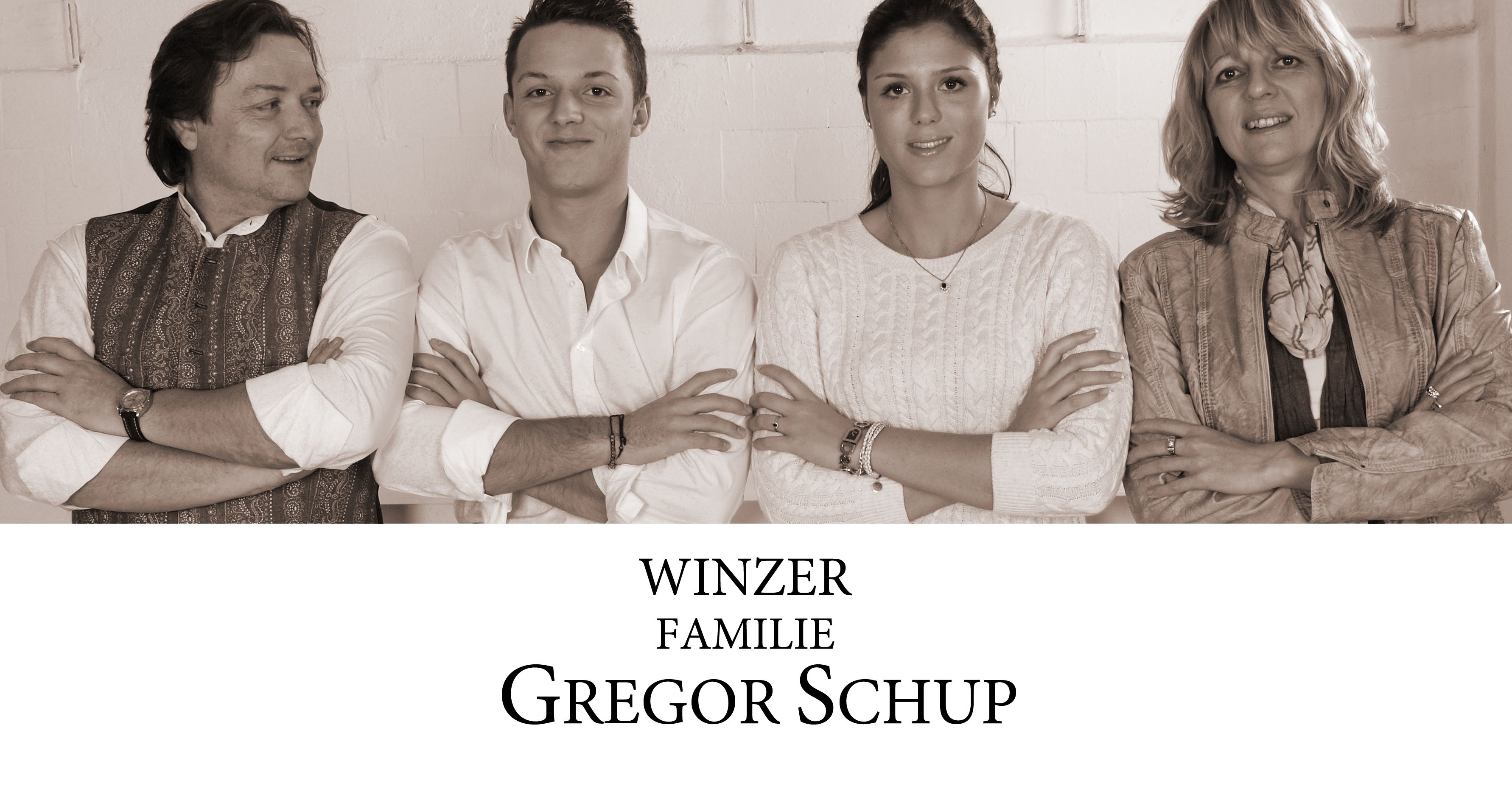 Čtyři lidé stojí vedle sebe, usmívají se a mají zkřížené ruce. Pod nimi je nápis "Winzer Familie Gregor Schup".