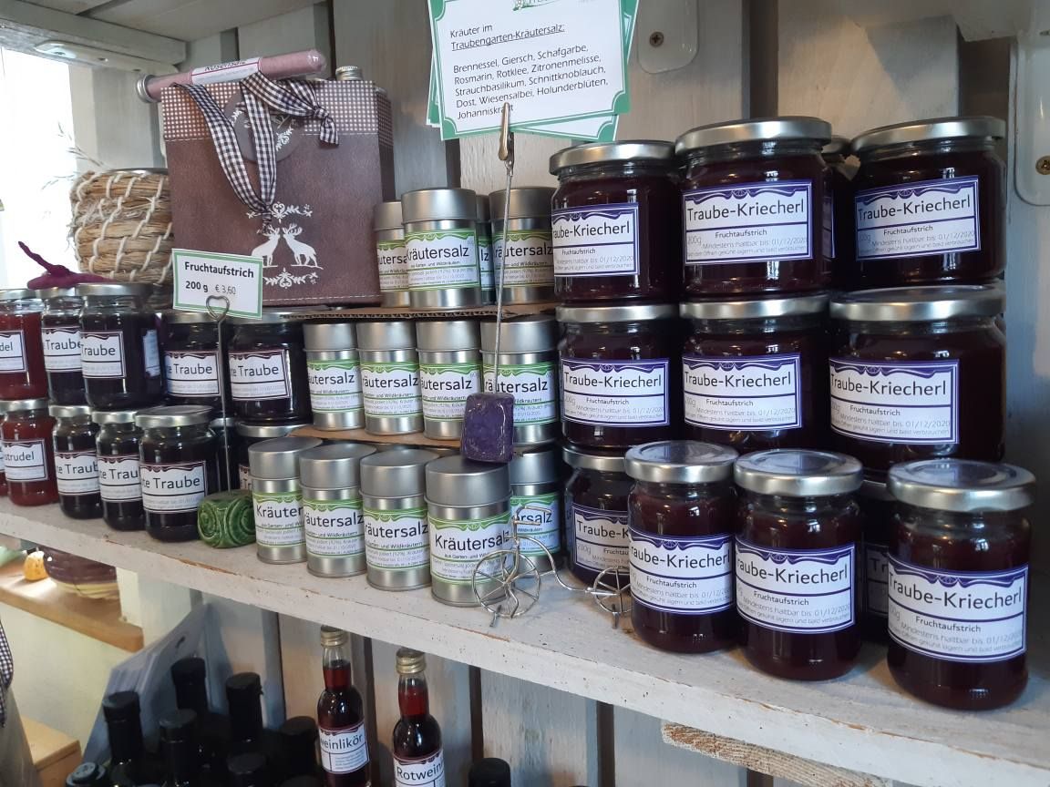 Regál s džemy a bylinnou solí ve farmářském obchodě.