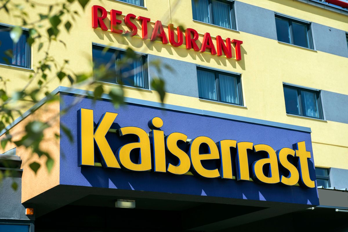 Vchod do budovy s nápisy "Kaiserrast" a "Restaurant".