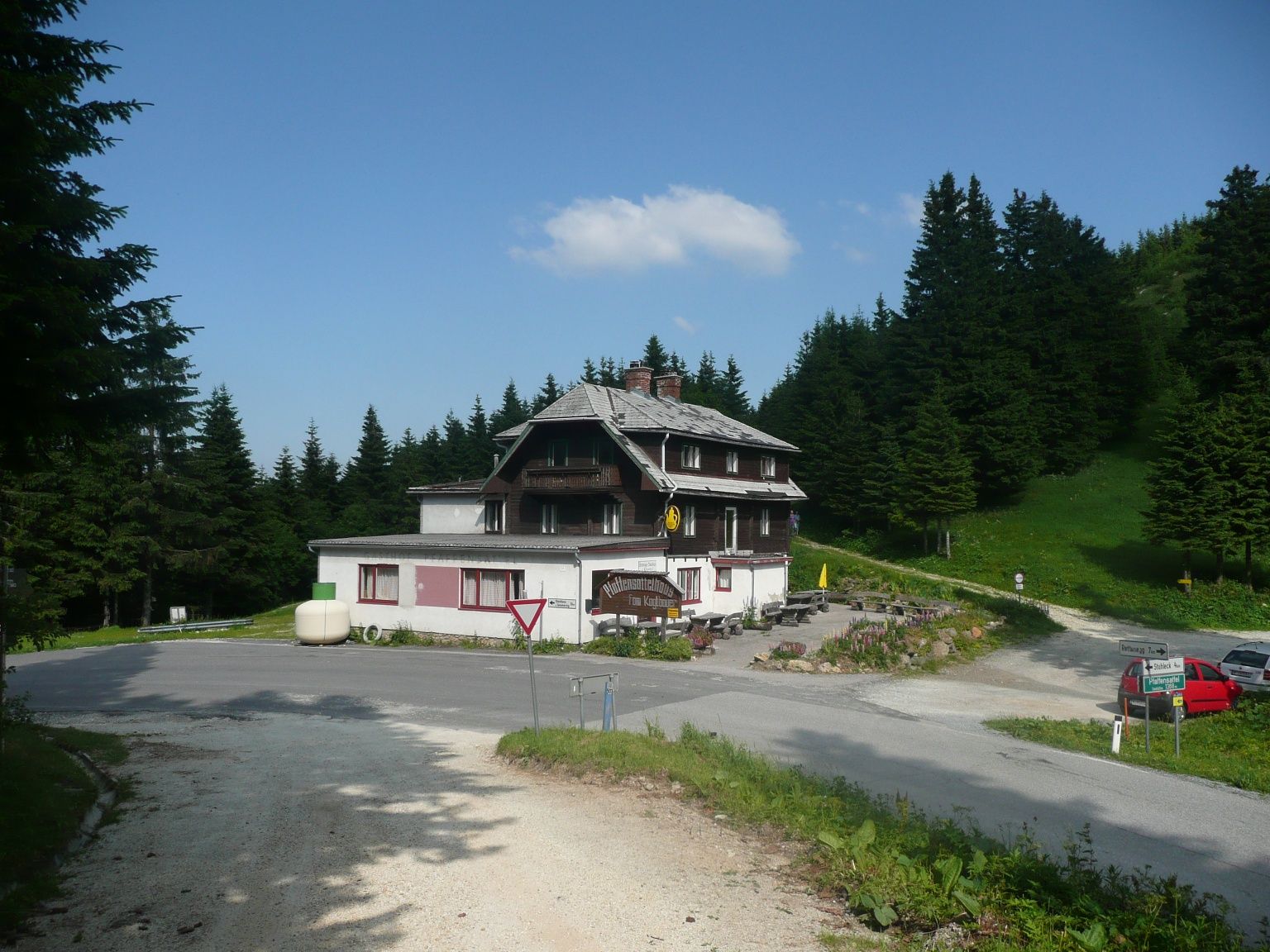 Parkoviště u Pfaffensattelu vpravo od zavřeného Pfaffensattelhausu