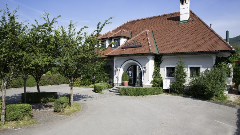 Wine tavern outside, © Monika Loeff