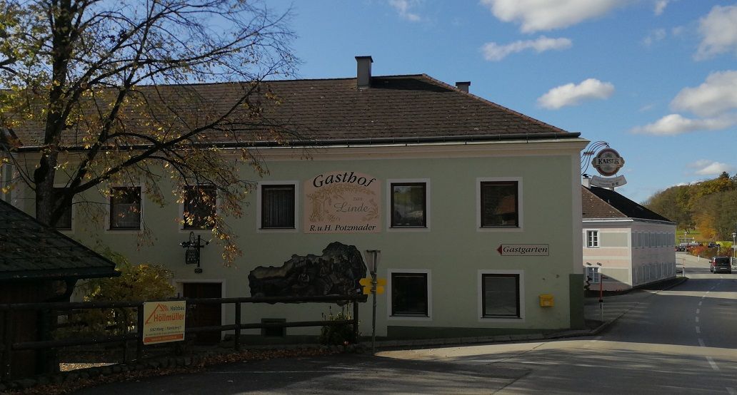 Pohled na hostinec s nápisem "Gasthof zur Linde".