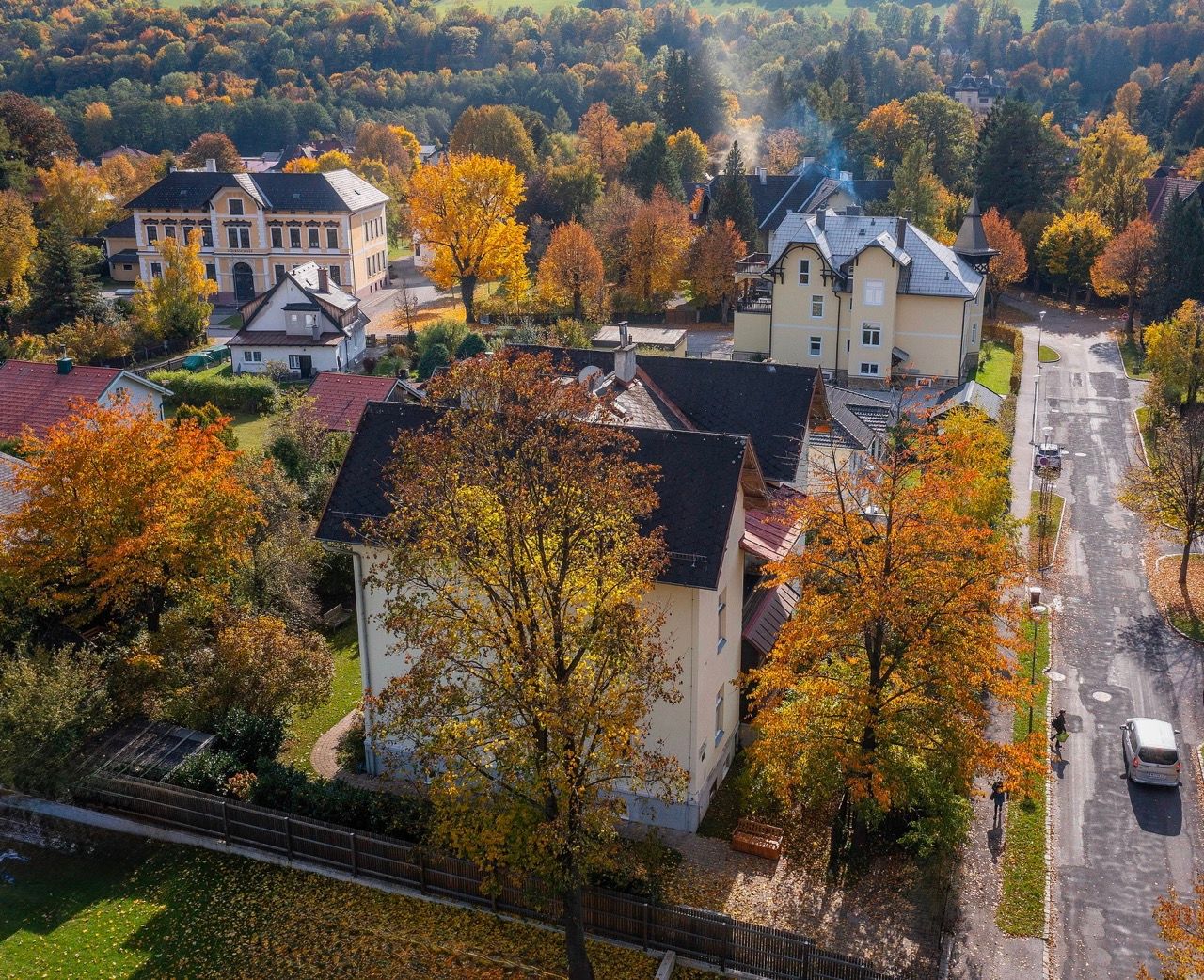 Letecký pohled na podzimní Payerbach s barevnými stromy a budovami.